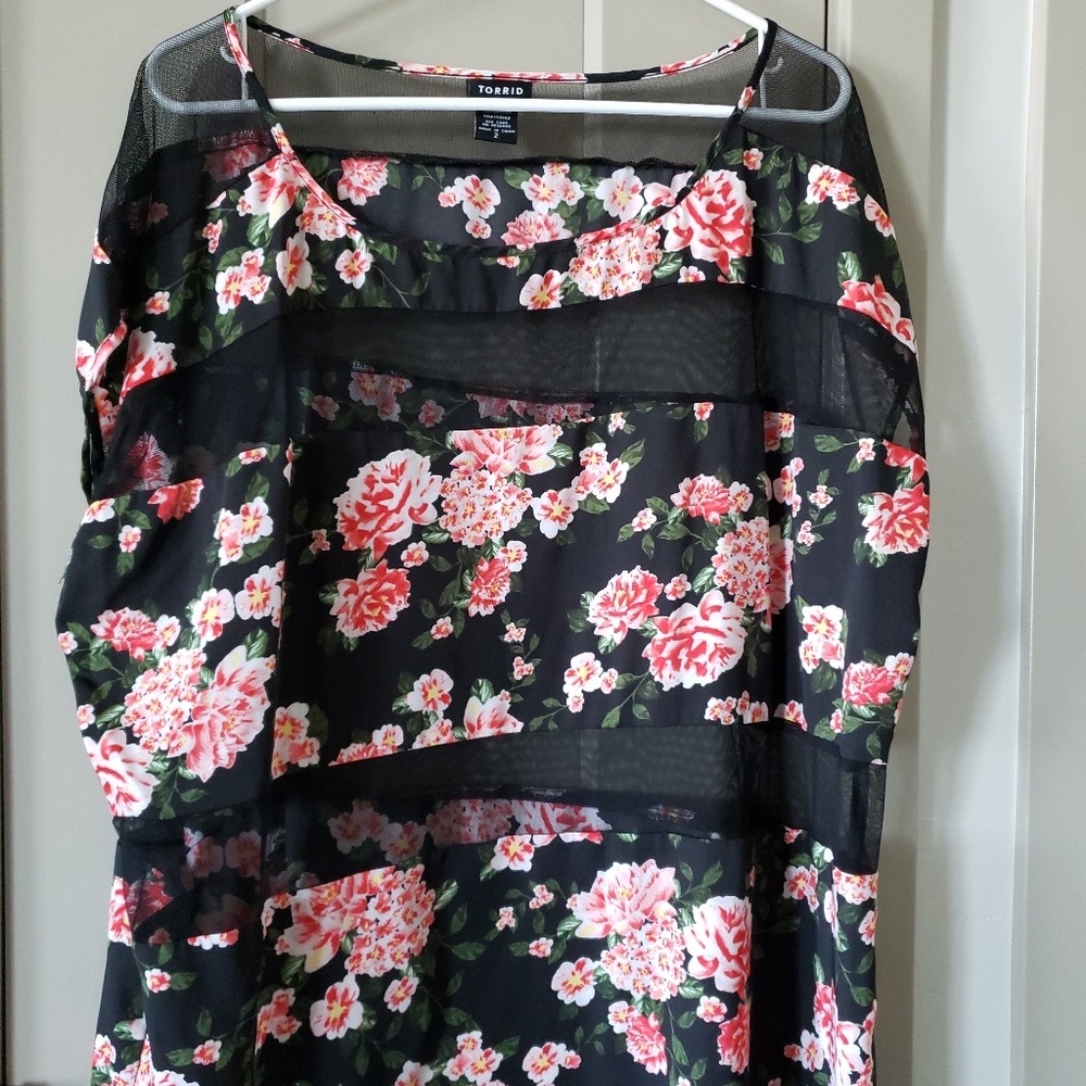 Torrid peek a boo lightweight top! Size 2x